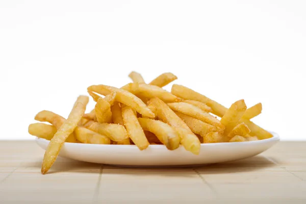 Patatas fritas en una pequeña bolsa de papel blanco —  Fotos de Stock