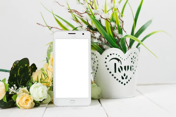 Smart telefon med blank skärm liggande på träbord — Stockfoto