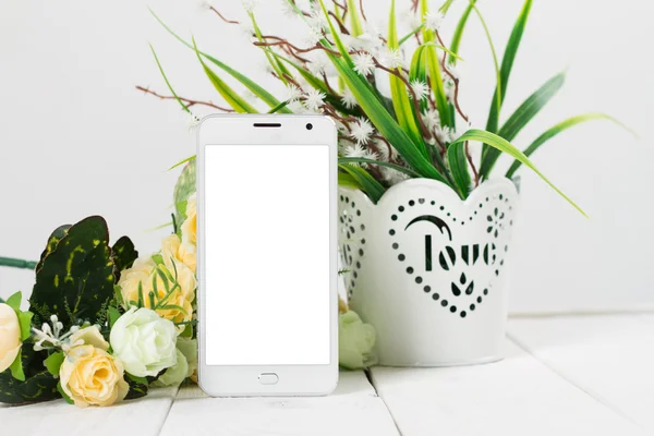 boş ekran ahşap masanın üzerinde yatan ile akıllı telefon