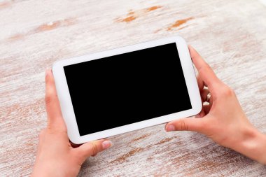 Kadınların masadaki izole ekranlı dijital tablet bilgisayarı