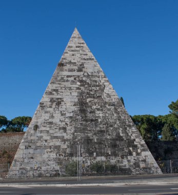 Antik Roma 'nın beklenmedik mucizesi! Ebedi Şehir 'de dik duran bir piramit bulacağını kim bilebilirdi? Kültür ve tarihin büyüleyici bir karışımı..
