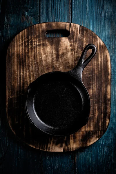 Empty cast-iron frying pan — Stock Photo, Image