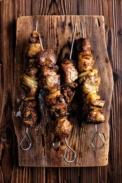 Shish kebab na mesa de madeira — Fotografia de Stock