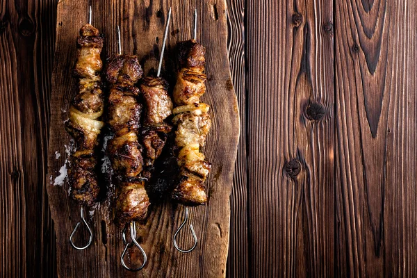 Shish kebab na mesa de madeira — Fotografia de Stock