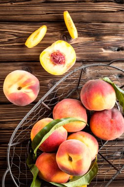 Taze şeftaliler sepette