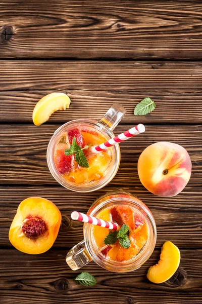 Освежающий персиковый напиток — стоковое фото