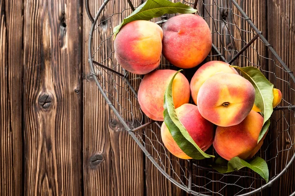 Fresh peaches in basket — Stock Photo, Image