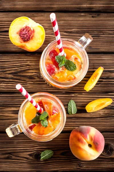 Освежающий персиковый напиток — стоковое фото
