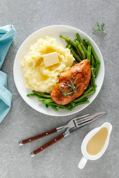 Poitrine Poulet Rôtie Avec Haricots Verts Purée Pommes Terre Bouillie Images De Stock Libres De Droits