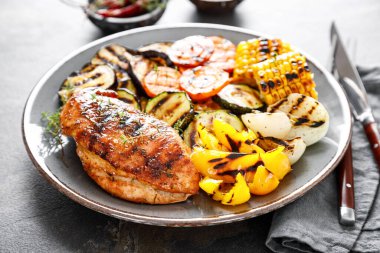 Izgara sebze ve tavuk göğsü.