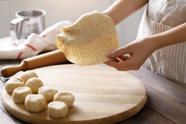 Las Manos Femeninas Proceso Cocinar Panes Planos Caseros —  Fotos de Stock