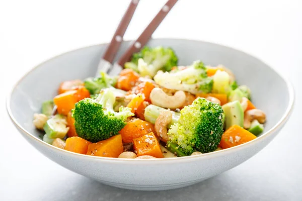 Saladier Aux Légumes Brocoli Citrouille Cuite Four Avocat Noix Aliments Images De Stock Libres De Droits