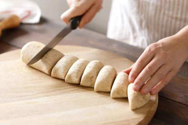 Las Manos Femeninas Proceso Cocinar Panes Planos Caseros Fotos De Stock