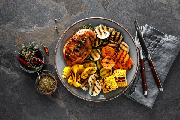 Gegrilltes Gemüse Und Hühnerbrust — Stockfoto