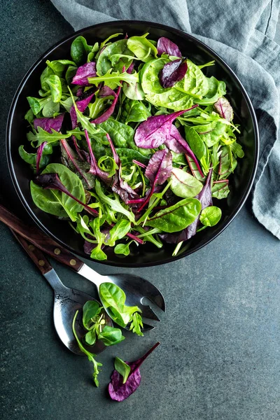 Salade Kom Gezond Eten Verse Salademix Van Babyspinazie Rucolabladeren Basilicum — Stockfoto