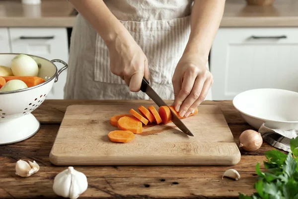 Mujer Cocina Preparando Comida Casera Manos Femeninas Trabajando Con Verduras —  Fotos de Stock