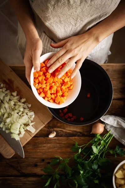 Mujer Cocina Preparando Comida Casera Manos Femeninas Trabajando Con Verduras —  Fotos de Stock
