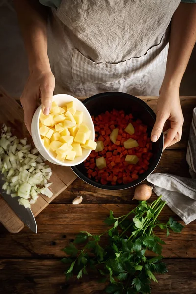 Frau Der Küche Bereitet Hausgemachtes Essen Weibliche Hände Arbeiten Mit — Stockfoto