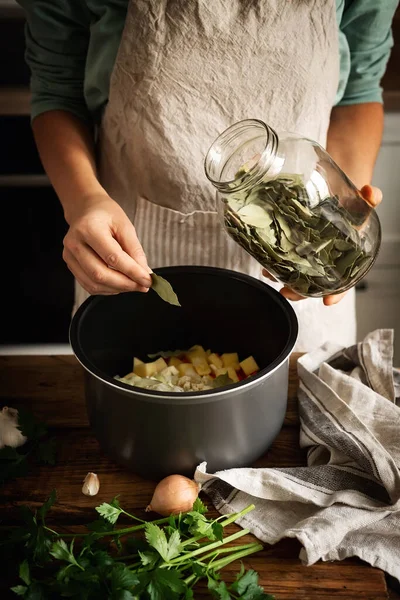 Mujer Cocina Preparando Comida Casera —  Fotos de Stock