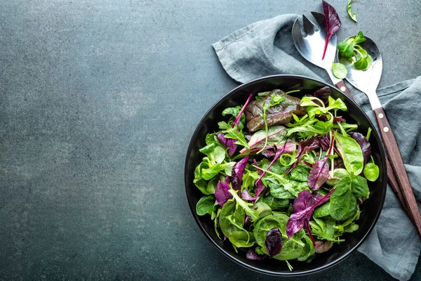 Ensaladera Comida Saludable Ensalada Fresca Espinacas Bebé Hojas Rúcula Albahaca Imagen De Stock