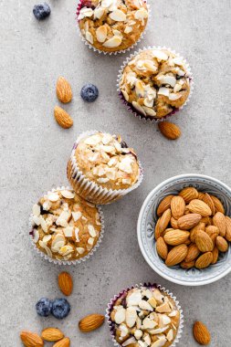 Bademli yaban mersinli kek çörekler tatlı