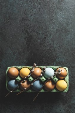 Doğal malzemelerle boyanmış Paskalya yumurtaları.