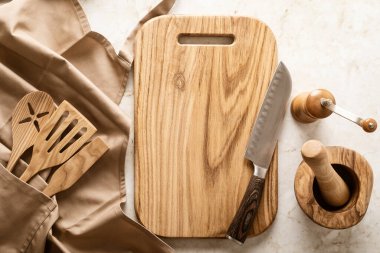 Mutfak arka planı, mutfak gereçleri ve önlük mutfak tezgahında herhangi bir tarif ya da menü metni için boş yeri var.