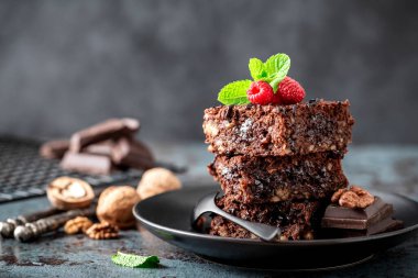 Koyu arkaplanda kek dilimleri