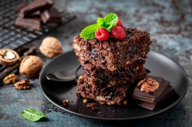 Koyu arkaplanda kek dilimleri