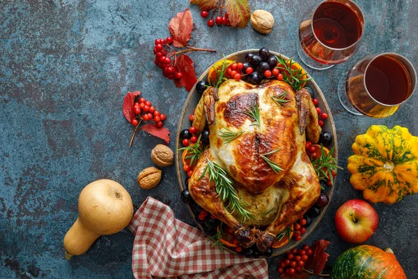 Rostad Kalkon Eller Kyckling Till Festlig Middag För Thanksgiving Eller Stockbild