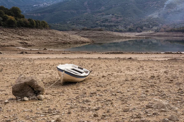 Abandoned old wooden boat — Stock Photo, Image