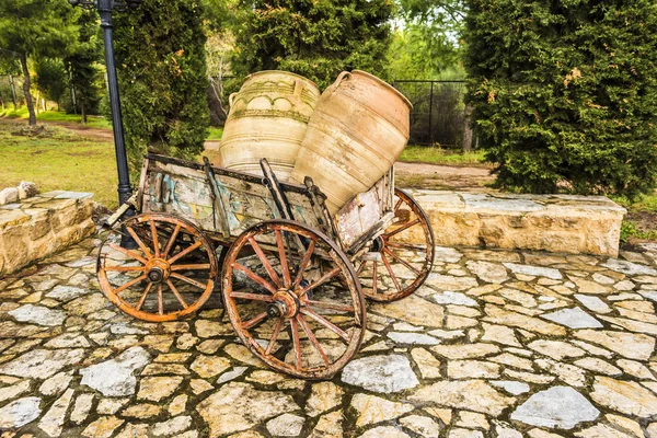 Oude paard getrokken houten kar — Stockfoto