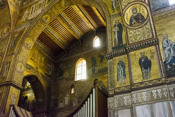 Interior de la catedral Santa Maria Nuova de Monreale en Sicilia, Italia — Foto de Stock