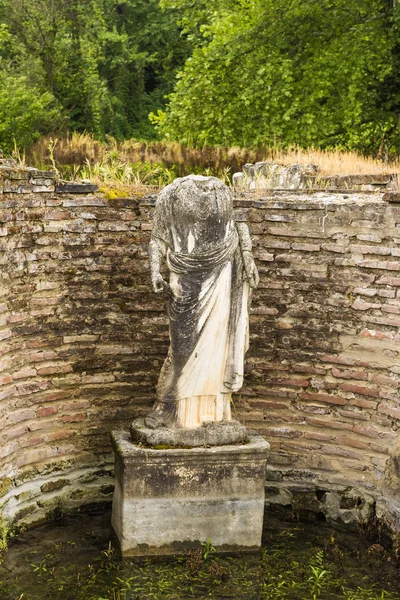 Standbeeld van de oude vrouw in de Dion-archeologische Site at Griekenland — Stockfoto