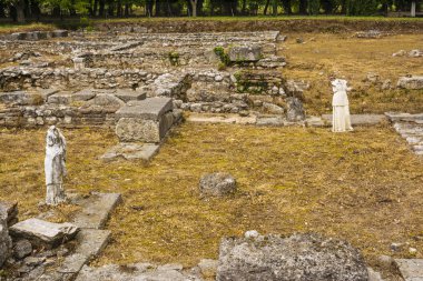 Antik kalıntılar ve heykeller Dion, Yunanistan.