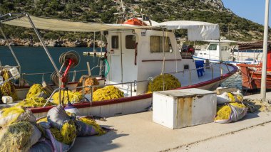 Alonissos, Yunanistan Adası'nda ağları ile balıkçı teknesi