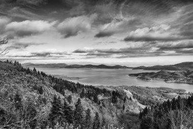 Plastiras lake orta Yunanistan - siyah ve beyaz