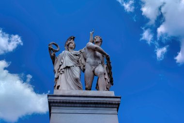Berlin Schloss Köprüsü 'ndeki heykel. Yunan tanrısı Athena genç bir kahramanı korudu.