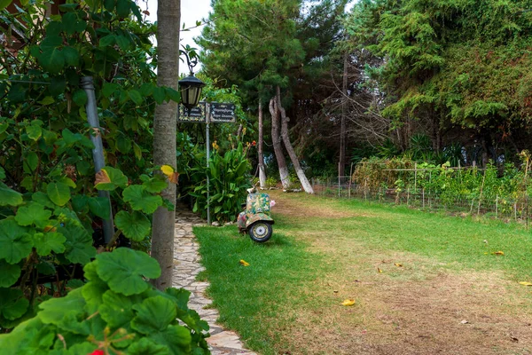 ギリシャのコルフ島の庭で古い放棄された塗装オートバイ — ストック写真