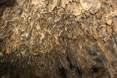 Yunanistan 'ın Hymettus kentindeki Yarasa mağarasında mağara sarkıtları ve oluşumları.