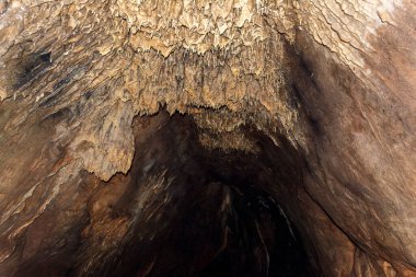 Yunanistan 'ın Hymettus kentindeki Yarasa mağarasında mağara sarkıtları ve oluşumları.