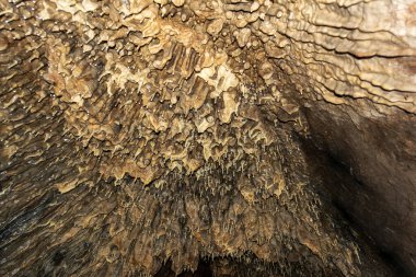 Yunanistan 'ın Hymettus kentindeki Yarasa mağarasında mağara sarkıtları ve oluşumları.