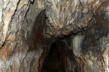 Yunanistan 'ın Hymettus kentindeki Yarasa mağarasında mağara sarkıtları ve oluşumları.