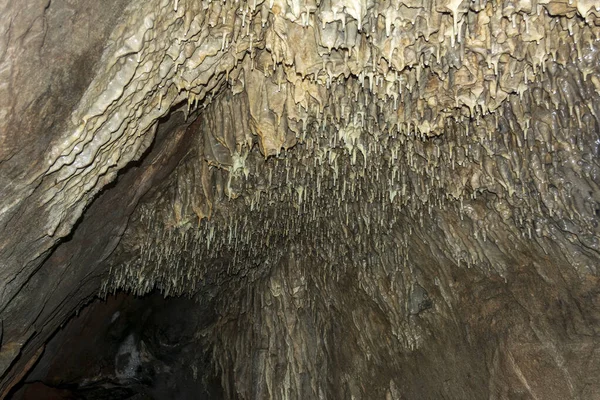 Yunanistan 'ın Hymettus kentindeki Yarasa mağarasında mağara sarkıtları ve oluşumları.