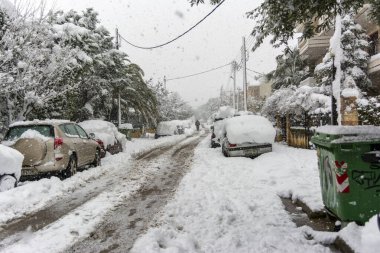 ATİNA, GREECE - 16 Şubat 2021: Atina 'da, Yunanistan' ın başkenti Avrupa 'daki kar fırtınası sırasında, Vrilissia ilçesinde tamamen karla kaplı arabalar