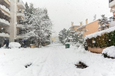 ATİNA, GREECE - 16 Şubat 2021: Atina 'da, Yunanistan' ın başkenti Avrupa 'daki kar fırtınası sırasında, Vrilissia ilçesinde tamamen karla kaplı arabalar