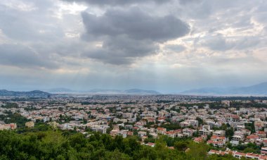 Bulutlu Atina 'nın panoramik manzarası, Penteli dağından çekildi. Yunanistan.