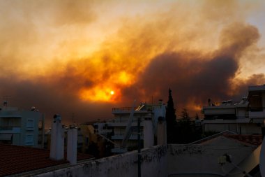 Atina 'daki Varibobi' deki yangından çıkan duman evin çatısından görülüyor. Atina, Yunanistan.