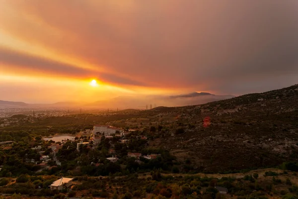 ペンテリー山からの赤と黄色の雲と日没でアテネの景色 ギリシャ — ストック写真