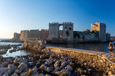 Methoni, Yunanistan - 10 Ağustos 2018: Mora'daki Methoni Venedik Kalesi, Messenia, Yunanistan. Methoni kalesi 1209'dan sonra Venedikliler tarafından inşa edildi..